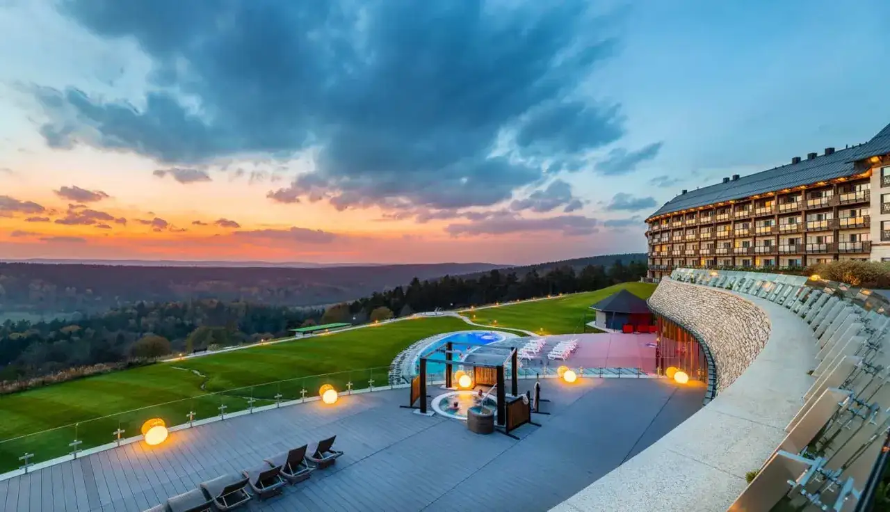 Hotel Arłamów oferuje luksusowy wypoczynek. Sprawdź hotel Arłamów ceny i zarezerwuj pobyt w malowniczej okolicy.