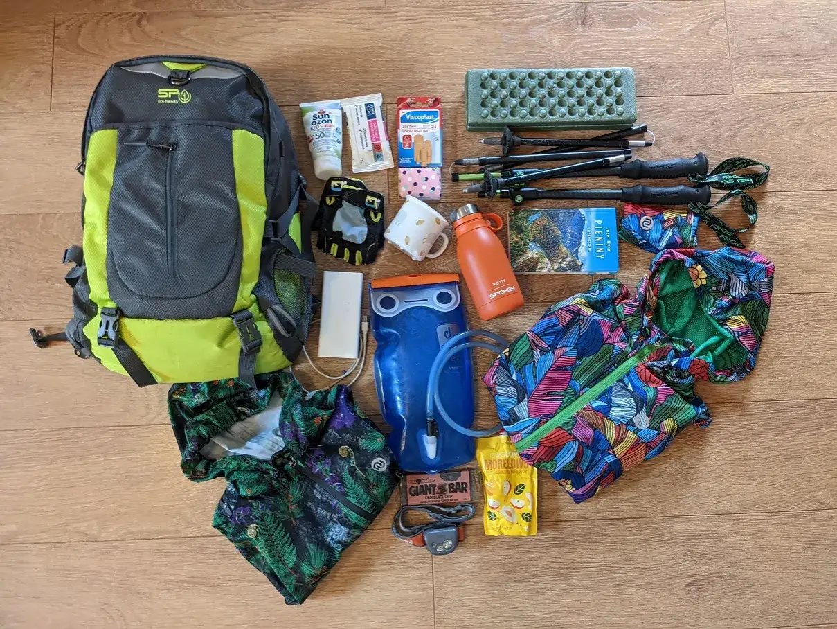 Plecak, kijki trekkingowe, bidon, apteczka, powerbank, mapa, czołówka i przekąski – to wszystko, co zabrać w góry na wyprawę.