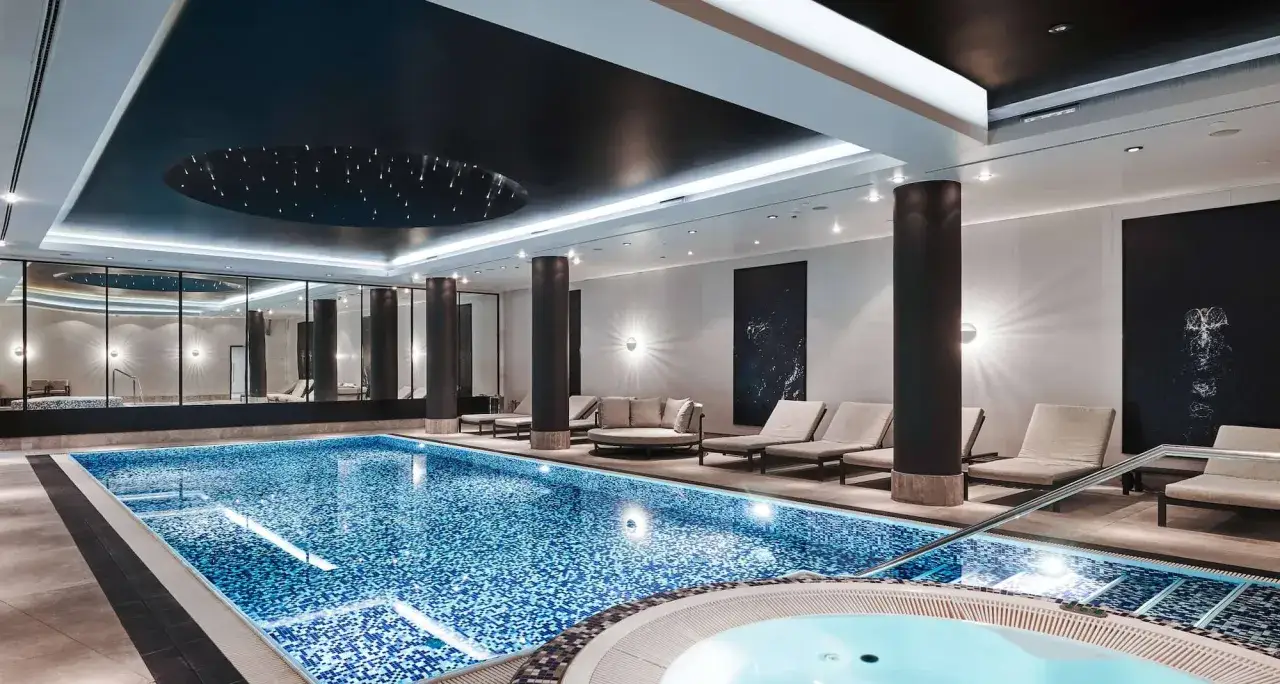 Basen i jacuzzi w Radisson Collection Hotel Warsaw. Luksusowy relaks w nowoczesnym spa z leżakami i gwiazdami na suficie.