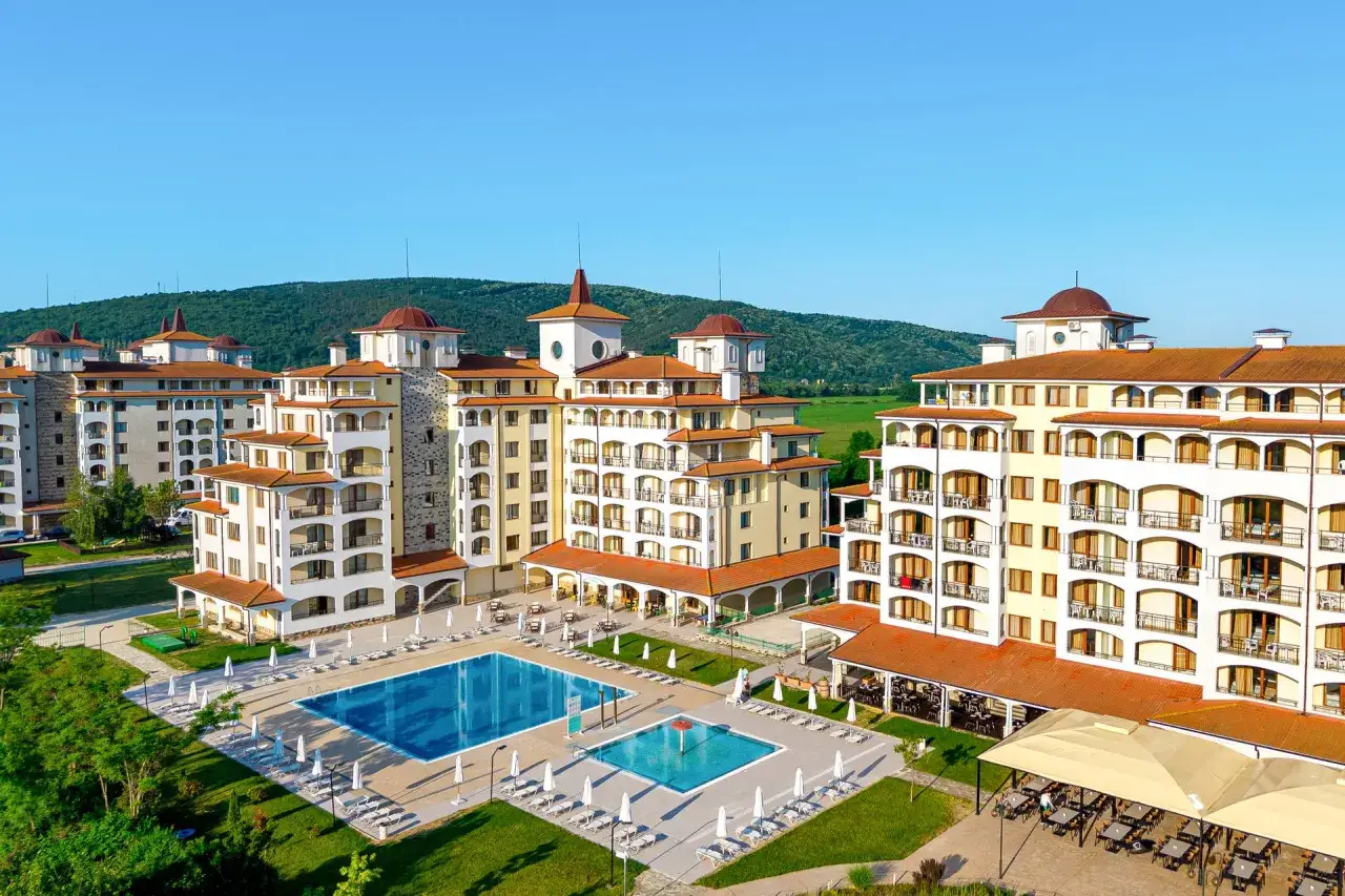 Kompleks hotelowy z basenami i zielenią, idealny na wakacje all inclusive Polska.