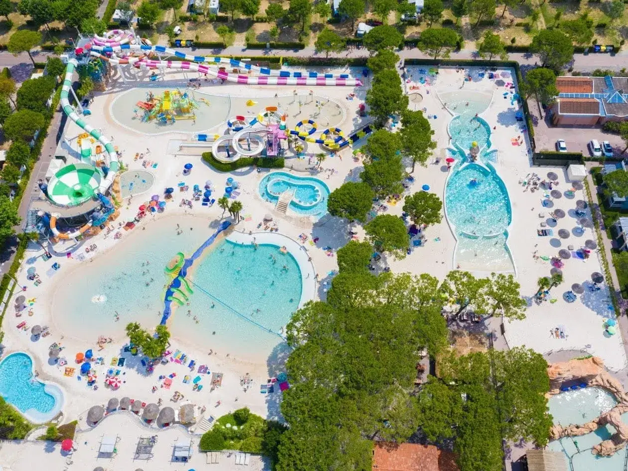 Idealne miejsce na weekend z Warszawy: wodny raj z mnóstwem zjeżdżalni, basenów i plażą.