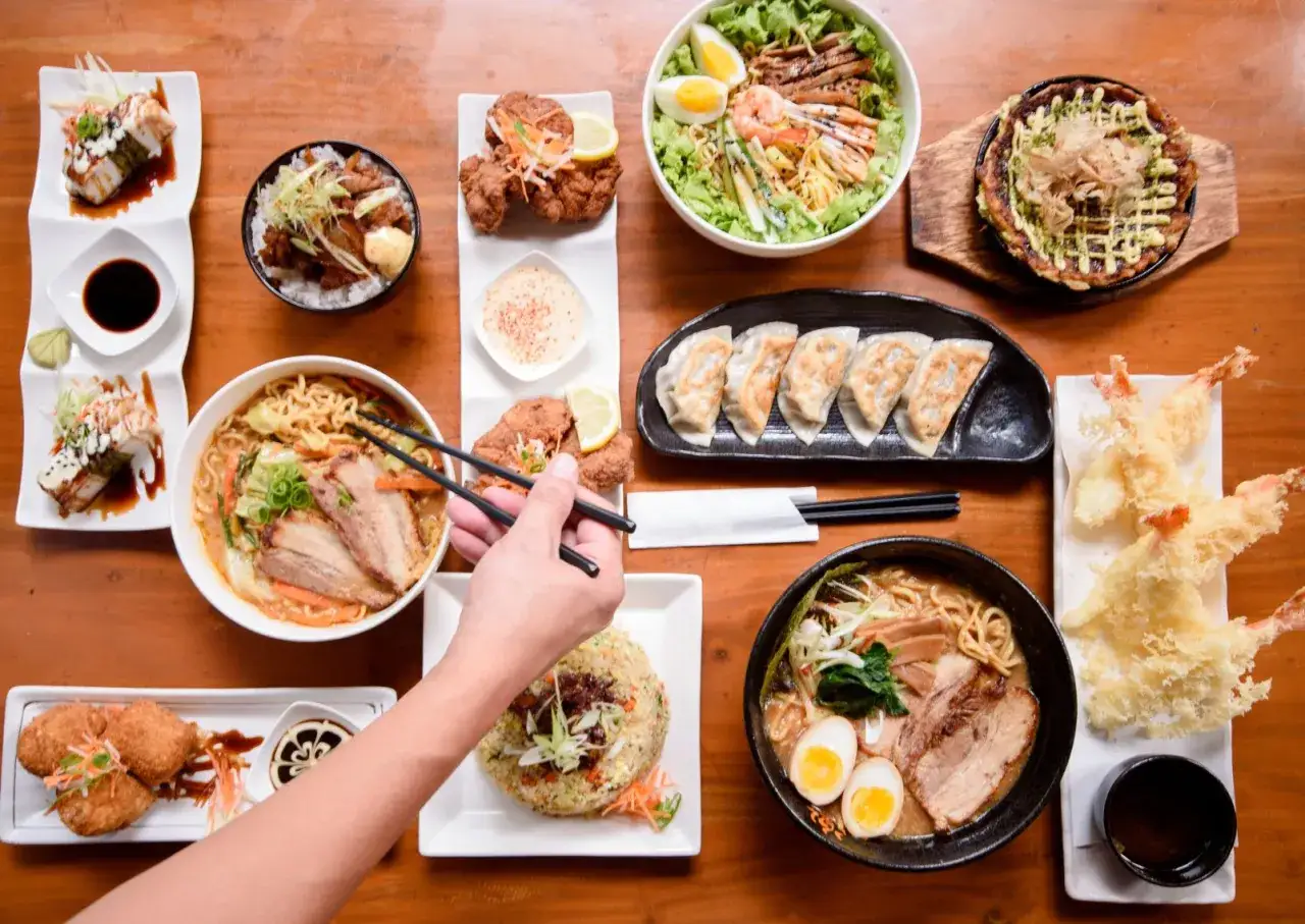 Obfitość japońskiego jedzenia: ramen, sushi, tempura, gyoza, kurczak karaage i okonomiyaki.