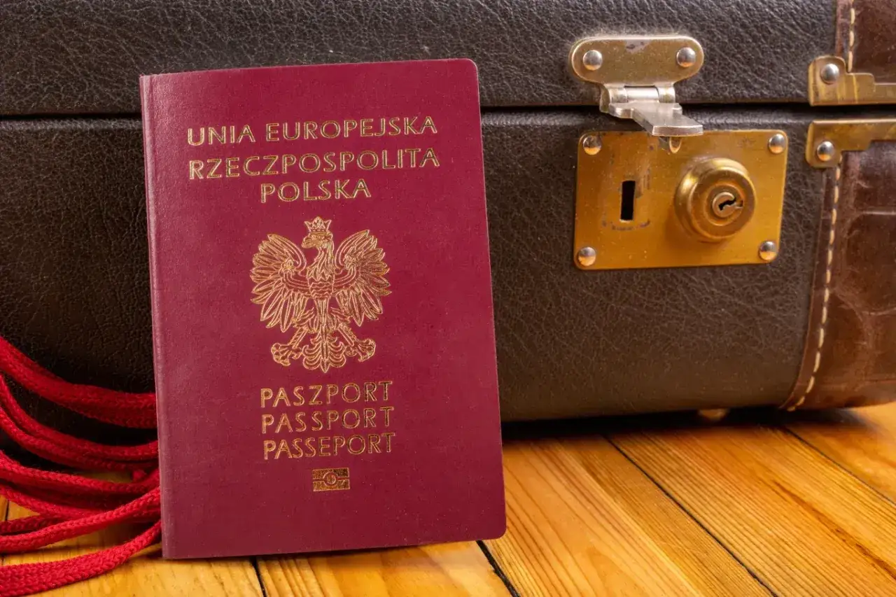 Czerwony paszport RP i stara walizka. Czy do Czarnogóry potrzebny jest paszport? Tak, jeśli nie jesteś obywatelem UE.