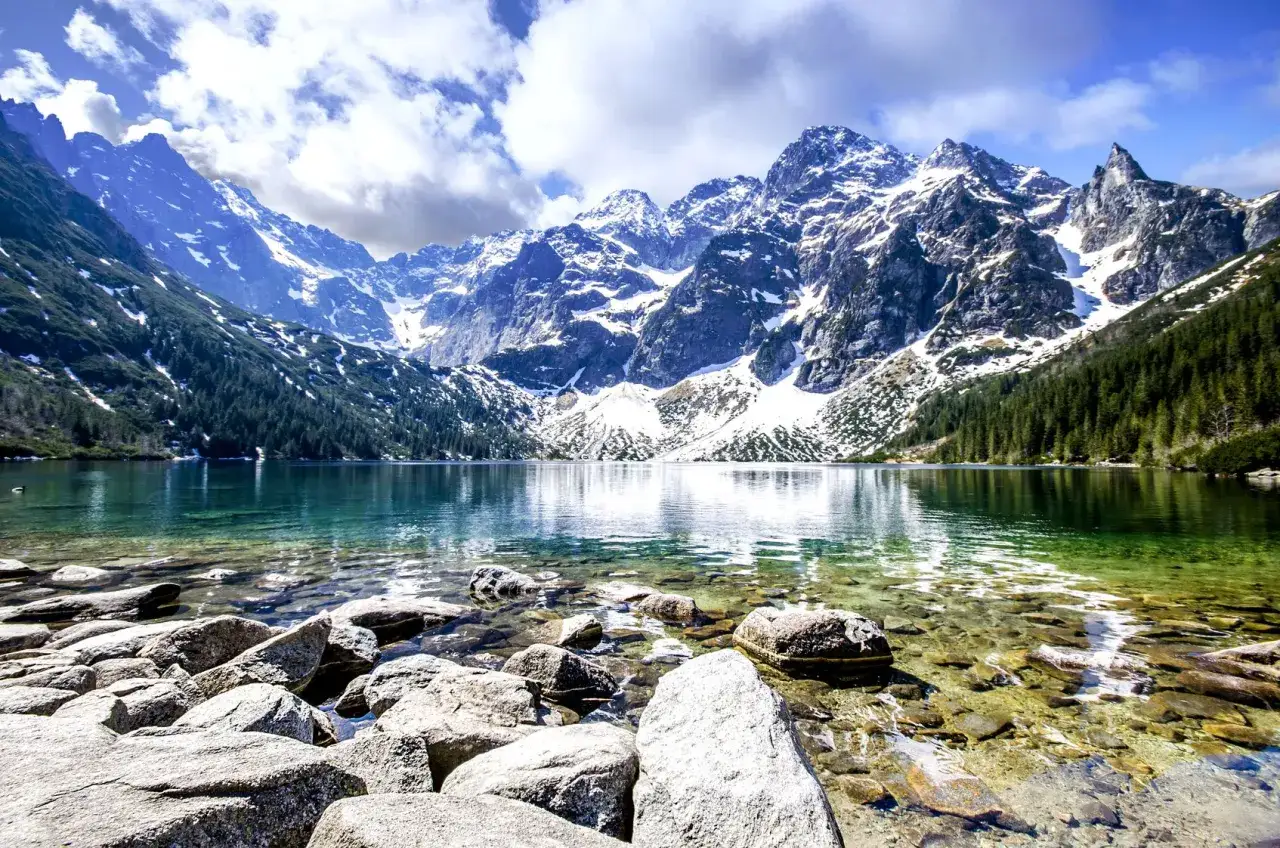 Tatry, Morskie Oko – jedno z najpiękniejszych miejsc w Polsce. Kryształowa woda, skaliste dno i ośnieżone szczyty.