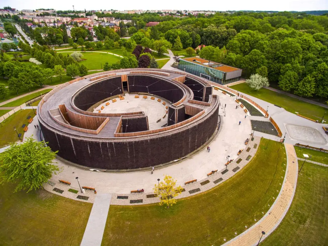 Nowoczesne tężnie w Busku-Zdroju, serce uzdrowiska, otoczone zielenią. Idealne miejsce na relaks i inhalacje.