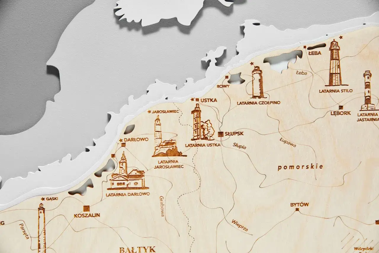Drewniana mapa z zaznaczonymi latarniami morskimi w Polsce. Widoczne latarnie w Darłowie, Jarosławcu, Ustce, Czołpinie, Stilo, Jastarni i Łebie.