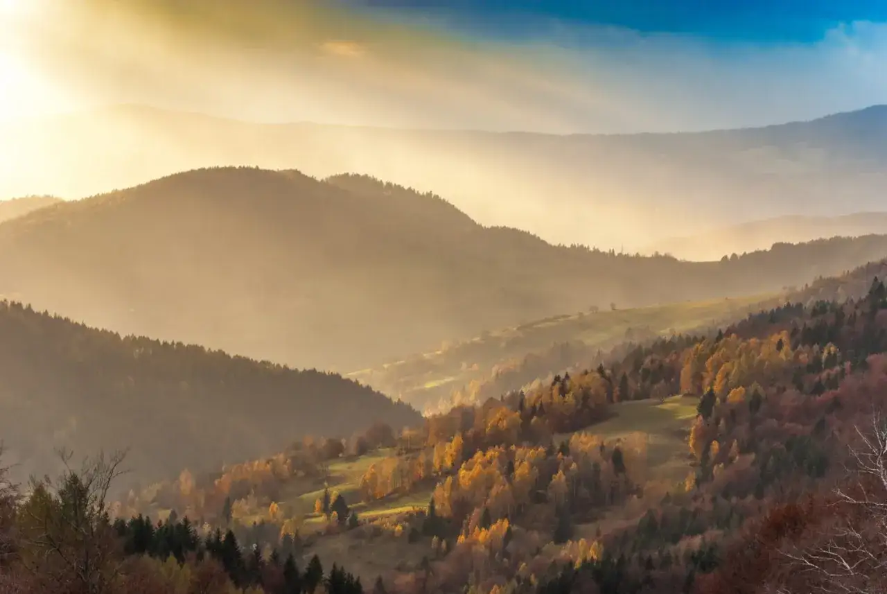 Jesienne wzgórza w promieniach słońca. Krynica-Zdrój jakie to góry? Beskid Sądecki, pełen łagodnych, zalesionych stoków i polan.