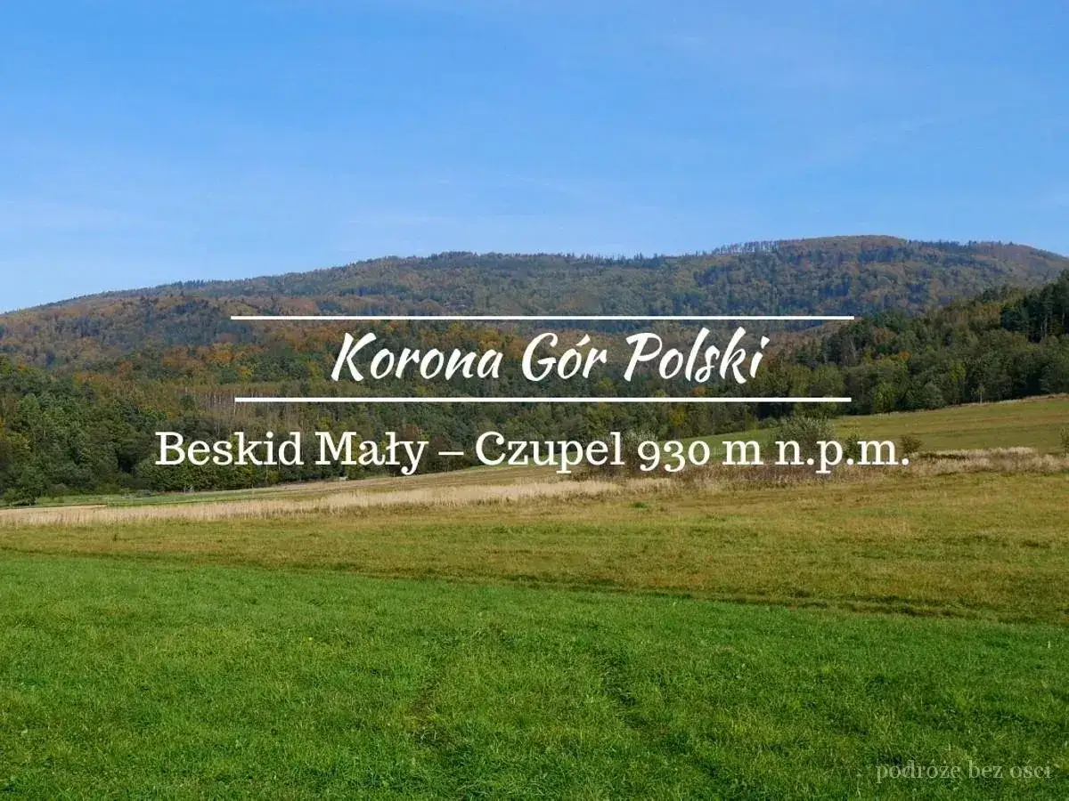 Beskid Mały – czupel 930 m n.p.m. w Koronie Gór Polski. Zielone łąki i jesienne lasy pod błękitnym niebem.