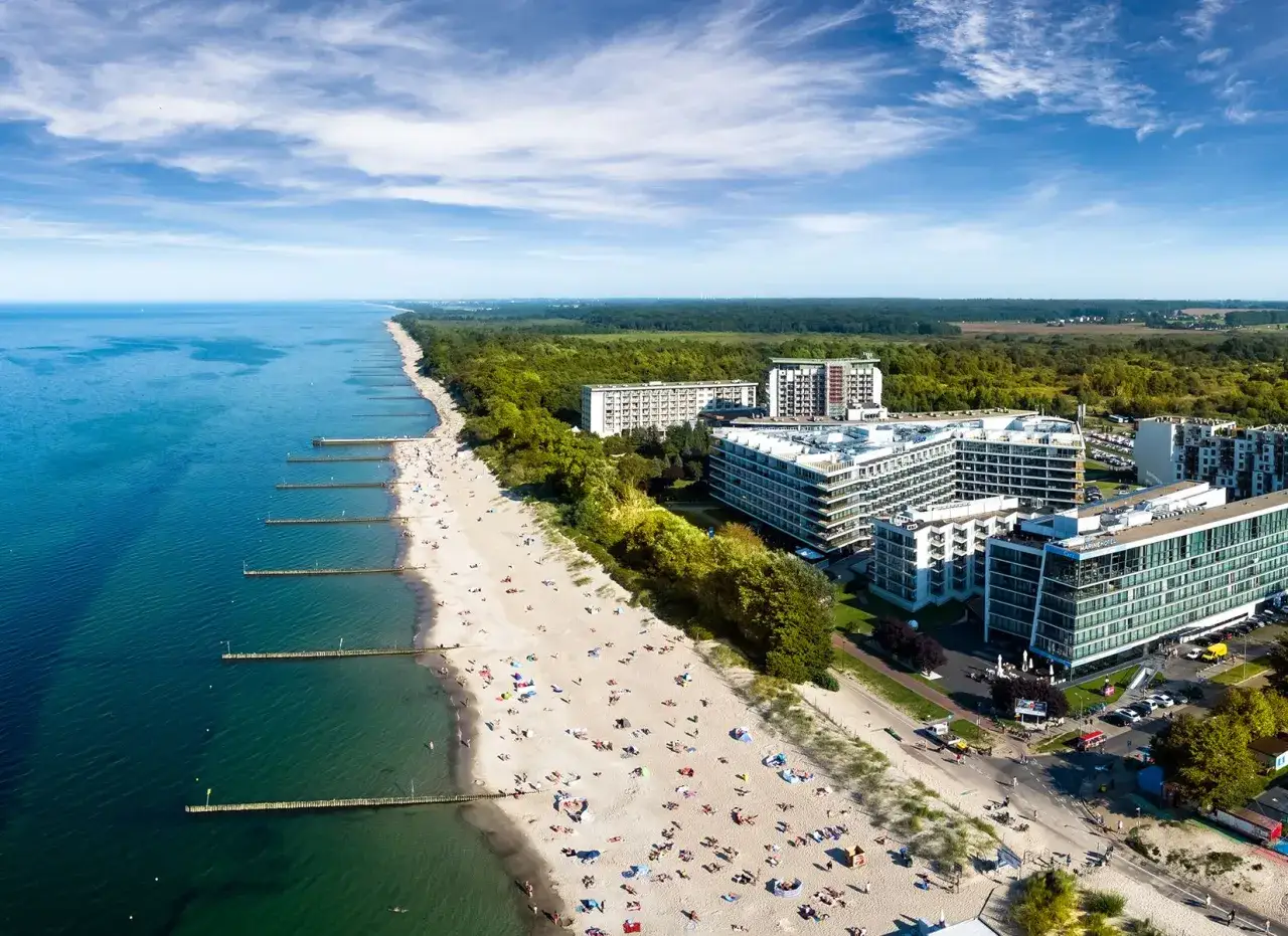 Nowoczesny hotel nad morzem z basenem, oferujący wypoczynek all inclusive. Piękna plaża i błękitne morze zachęcają do relaksu.