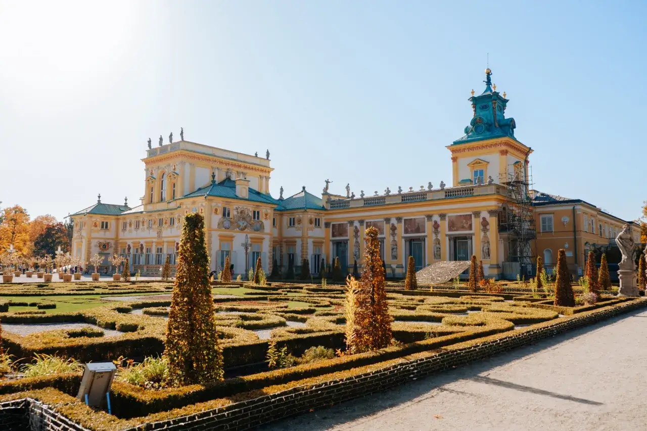 Pałac w Wilanowie z barokowym ogrodem, jednym z najpiękniejszych ogrodów w Polsce, w jesiennej odsłonie.