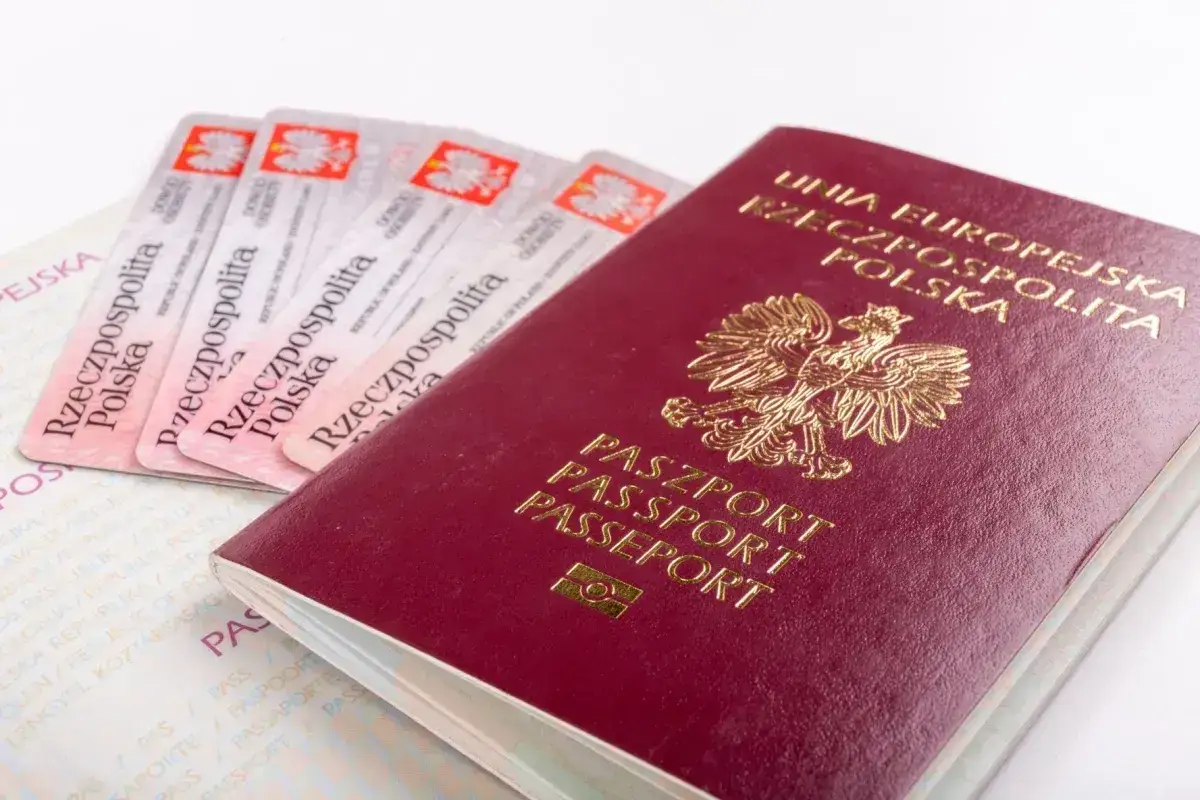 Polski paszport i kilka dowodów osobistych. Czy na Maderę trzeba paszport? Tak, do podróży poza strefę Schengen potrzebny jest paszport.
